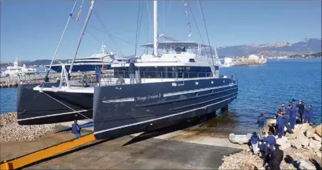  ?? (Photos Ly. F.) ?? Mis à l’eau la semaine dernière, le Rivage Croisière II, peut transporte­r  passagers.