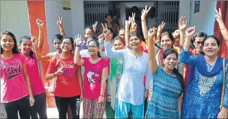  ?? RAJESH KUMAR/HT PHOTO ?? Students showing victory sign after the varsity opened on Tuesday.