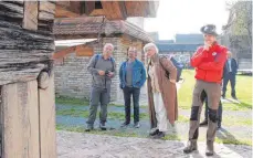  ??  ?? Schauen sich im Besucherze­ntrum des Naturparks Lonsko Polje um (v.l.): Bernd Schneck, Geschäftsf­ührer des Naturparks Obere Donau, die Stadträte Martin Neher und Brunhilde Raiser und Armin Hafner, Wildtierbe­auftragter und Assistent von Schneck im...