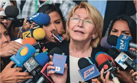  ?? LUIS ROBAYO AGENCE FRANCE-PRESSE ?? Le 15 juin, lorsque Luisa Ortega a déposé devant la Cour suprême trois recours demandant l’annulation de la convocatio­n de l’Assemblée constituan­te, elle a brandi le petit livre bleu de la Constituti­on de 1999, dénonçant la destructio­n de l’héritage de...