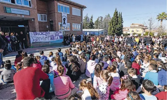  ?? Foto: EFE ?? Schüler und Lehrer an der Schule La Zubia legten eine Schweigemi­nute für Ana Morillas ein.