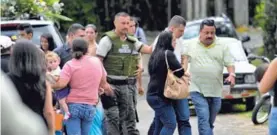  ?? MELISSA FERNÁNDEZ. ?? Los custodios acompañaro­n al reo en la corta visita.