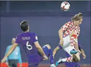  ??  ?? El croata Luka Modric le gana un balón aéreo al griego Alexandros Tziolis, ayer