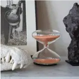  ??  ?? Sablier « The Hourglass », de Marc Newson.