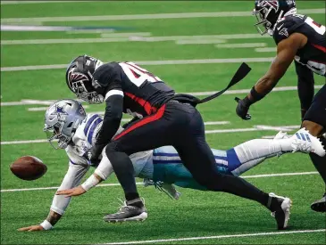  ?? RON JENKINS / AP ?? After helping Deion Jones (center) with a sack on Dallas quarterbac­k Dak Prescott, Falcons defensive end Dante Fowler (right) reinjured his left ankle. After sitting out for two downs, he played the rest of the game.