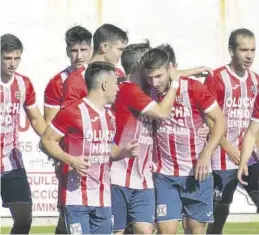  ?? JORGE SASTRIQUES ?? Los jugadores del Onda celebran uno de los goles en La Serratella.