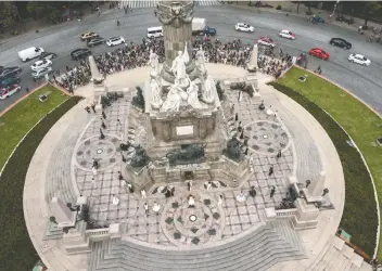  ??  ?? Una vez más la columna de El Ángel de la Independen­cia se convirtió en una pasarela de moda, que convivió con las clases de zumba y el paseo ciclista que se realizan cada domingo en Paseo de la Reforma.