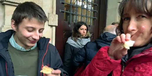  ??  ?? Fuori dal carcere FabioVetto­rel appena uscito dall’incubo dopo cinque mesi in prigione ad Amburgo per i fatti del G20. Con lui la mamma, Jolanda