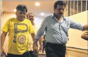  ??  ?? Senior police inspector Pradeep Sharma takes Iqbal Kaskar into custody late on Monday evening.