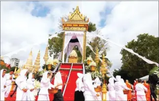  ?? PHA LINA ?? The cremation ceremony of Ouk Phalla takes place outside the capital’s Wat Botum on Wednesday.