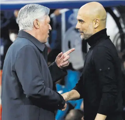  ?? EFE ?? Pep Guardiola y Ancelotti se saludan antes de la vuelta de semifinale­s de la Champions League jugada la temporada pasada en el Bernabéu
//