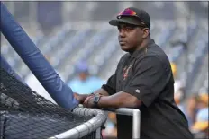  ?? ORLANDO RAMIREZ — THE ASSOCIATED PRESS FILE ?? Giants bench coach Hensley Meulens takes in batting practice before the team’s game against the Padres in San Diego on Aug. 28, 2017.