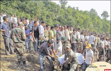  ?? AFP ?? Army personnel and rescue workers at the site of the landslide at Kotrupi village, 30 km from Mandi, on the PathankotM­anali highway on Sunday.