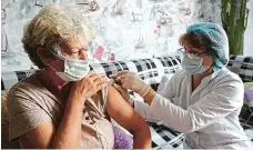  ?? FOTO REUTERS ?? Očkování proti covidu v Rusku vázne, přiznal včera Kreml. Snímek z masové vakcinace obyvatelst­va byl pořízen ve Volgograds­ké oblasti.