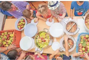  ?? FOTO: PATRICK PLEUL/DPA ?? Kempener Eltern möchten bei der Essensvers­orgung ihrer Kleinen im Kindergart­en mitreden.