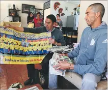  ?? HENRY LAPO / EXPRESO ?? Recuerdos. Mora (derecha) aún guarda los recortes de prensa de su paso por la Tricolor.