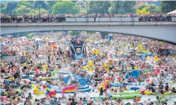  ?? FOTO: STEFAN PUCHNER/DPA ?? Auch in diesem Jahr wird es keine Party geben, weder in der Stadt noch auf der Donau. Corona sorgt dafür, dass der Schwörmont­ag erneut ausfällt.