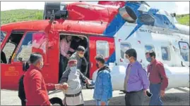  ?? AQIL KHAN ?? Evacuees alight from a helicopter in Lahaul and Spiti on Sunday.