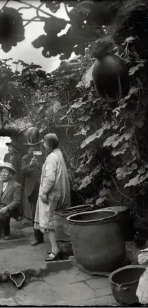  ??  ?? Páginas anteriores. Uno de los más de mil autorretra­tos que se encuentran en el archivo de Martín Chambi, 1922. En él se hace evidente tanto la técnica del claroscuro, que prefirió en sus inicios, como su interés por la identidad. Arriba. “Chicha y sapo”, Cusco, 1931. Derecha arriba. Niño mendigo, retrato de estudio, Cusco, 1934. Derecha abajo. “Chicucha y policía”, Cusco, 1924.