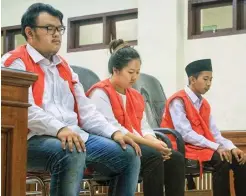  ?? CHUSNUL CAHYADI/JAWA POS ?? SAKIT HATI: Dari kiri, Joshua, Zaneta, dan Imam Subowo menjalani sidang perdana kasus penculikan di Pengadilan Negeri Gresik kemarin.