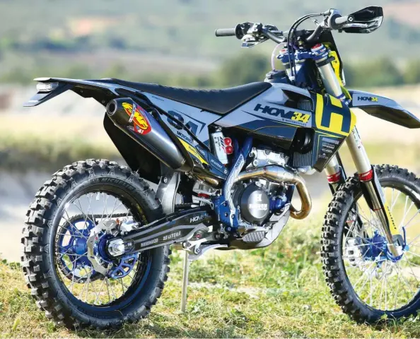  ??  ?? Échappemen­t FMF et suspension­s XP Pro amènent à la fois nervosité et stabilité à la suédoautri­chienne sauce Suttel.
Une endureuse taillée pour le cross-country.