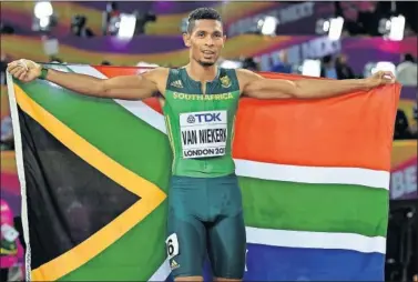  ??  ?? EL ICONO. Van Niekerk celebró el triunfo en el 400 envuelto en la bandera de su país.