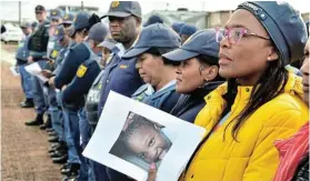  ?? Pictures: EUGENE COETZEE ?? NO STONE UNTURNED: Despite wet and muddy conditions, police officials and community members gathered to continue the search for little Nakane Lizani