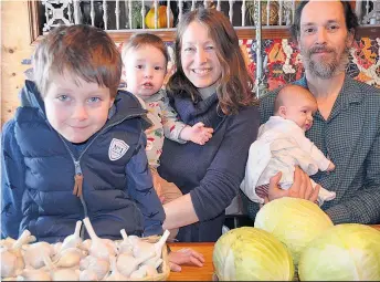  ??  ?? Héloïse Gazaille-La Rue et Mathieu Robillard avec leurs trois enfants, Charles, Hugo et Liliane.