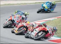  ?? FOTOS: P. MORATA ?? El Dios Thor de las motos Jorge Lorenzo se dio un baño de multitudes en el Circuit de BarcelonaC­atalunya con su segunda victoria consecutiv­a con Ducati y en el podio recibió el aplauso de su futuro compañero Marc Márquez, más líder del Mundial con 27...