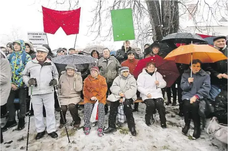  ?? Čekali na Zemana podporovat­elé, ale i kritici, kteří vyvěsili červené trenýrky FOTO MAFRA – ANNA VAVRÍKOVÁ ?? Ve Strážnici