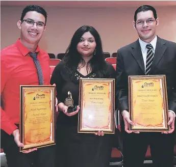  ??  ?? Miguel Ángel Franco, Yuri Marisol Ortez y Darío Oswaldo Oseguera, ganadores del certamen en la edición de 2015.