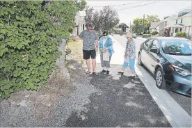  ?? BOB TYMCZYSZYN
THE ST. CATHARINES STANDARD ?? Lorne Street residents Larry Lowe, Dolores Kennedy and Linda Krause are upset about the changes to the roadway and sidewalks after recent constructi­on.