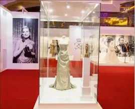  ?? (Photo Eric Mathon / Palais princier) ?? L’exposition pour le public chinois a retracé le parcours et la vie de la princesse Grace. On retrouve notamment l’Oscar qu’elle a reçu en  pour le film « Country Girl ».