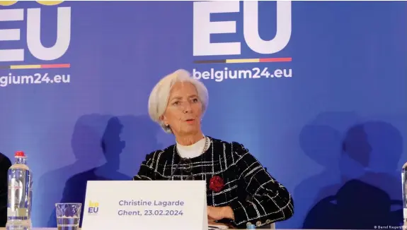  ?? Bild: Bernd Riegert/DW ?? EZB-Präsidenti­n Lagarde als "Spaßbremse": Sie lässt die Zinsen hoch und warnt vor hohen Lasten in der Zukunft