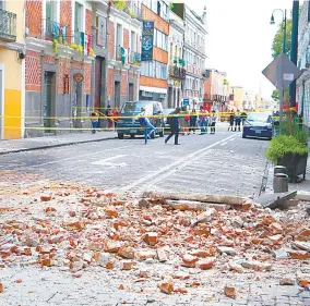  ?? /Foto: Agencia Reforma ?? Parte de una casona en el centro se derrumbó entre las calles 16 de Septiembre y 11 Oriente, en la capital poblana. Tras el sismo algunas personas corrían para llegar a sus destinos.