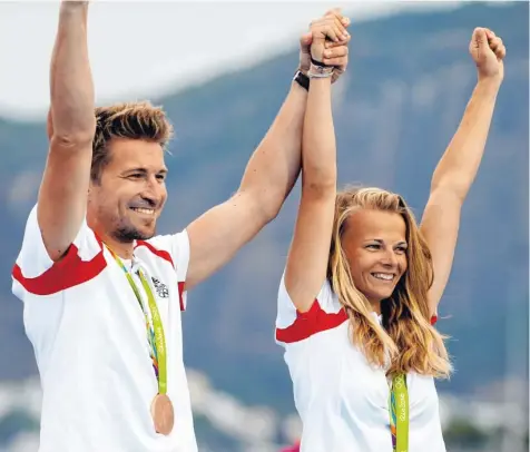  ?? Foto: dpa ?? Thomas Zajak und Tanja Frank lassen Österreich jubeln. Die Segler haben Bronze gewonnen und damit eine erneute Nullnummer verhindert.