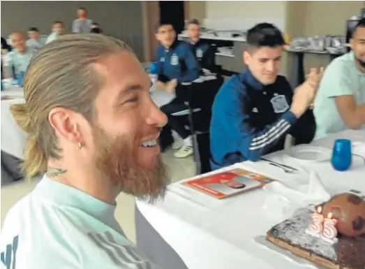  ?? RFEF ?? El central Sergio Ramos celebró ayer su 35 cumpleaños en el almuerzo con sus compañeros de la selección nacional, concentrad­a en Sevilla para el partido ante Kosovo y deseó tener futuros “éxitos” con la Roja. El sevillano, que desde el hotel de concentrac­ión tiene una magnífica vista aérea de su localidad natal, Camas, recibió una tarta de sus compañeros.