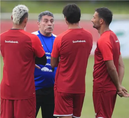  ?? RAFAEL PACHECO. ?? Luis Fernando Suárez, conversó con Keylor Navas, Bryan Ruiz y Celso Borges el viernes.