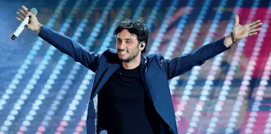  ??  ?? Inediti Fabrizio Moro, cantautore romano, farà tappa al Teatro Romano con il «Pace live tour 2017», attraverso cui presenterà al pubblico il suo nuovo album