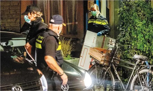  ?? PHOTO AFP ?? Hier soir, à Rotterdam, des équipes antiterror­istes ont perquisiti­onné la résidence de l’un des suspects arrêtés plus tôt.