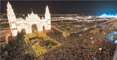  ??  ?? Parte de la ceremonia del alumbrado, en la que se encienden más de 25,000 bombillas para dar inicio al evento.