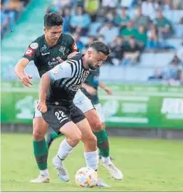  ?? ?? Omar Perdomo protege el balón ante la presión de un rival.