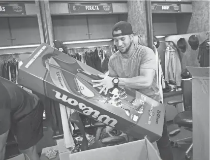  ?? MICHAEL CHOW/AZCENTRAL SPORTS ?? Arizona Diamondbac­ks left fielder David Peralta cleans out his locker at Chase Field Tuesday. The Diamondbac­ks lost 3-1 to the Los Angeles Dodgers in Game 3 of the NLDS on Monday, ending their season.