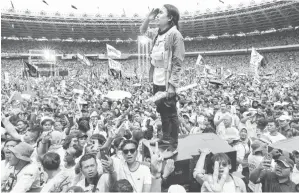  ?? — Gambar AFP ?? SOKONGAN PADU: Penyokong menyanyika­n lagu kebangsaan semasa kempen pilihan raya oleh Prabowo Subianto dan Gibran Rakabuming Raka di Stadium Gelora Bung Karno di Jakarta pada 10 Februari lepas.