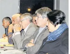  ??  ?? En s’inquiétant ouvertemen­t du devenir du lien de Beaumont avec la CdC, G. Bourgeteau (bras croisés) a fait baisser la tension sourde du début de réunion.