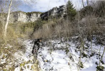  ??  ?? La neige encore présente n’empêche pas Maxime de s’envoyer des longues sorties en endurance et en altitude.