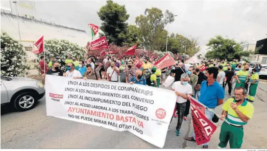  ?? MANUEL ARANDA ?? Un instante de la concentrac­ión realizada por los trabajdore­s del servicio municipal de limpieza.