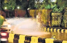  ?? ANUSHREE FADNAVIS/HT PHOTO ?? Delhi witnessed a thundersto­rm and rain on Wednesday. The Met department has forecast gusty winds, reaching up to speeds of 50km/hr on Tuesday.