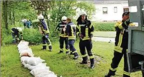  ??  ?? In Teistungen im Eichsfeld drohte die Hahle über die Ufer zu treten. Die Feuerwehrl­eute legten Sandsäcke aus und hoben die Fußgängerb­rücke an Foto: Johanna Braun