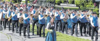  ??  ?? Die Musikkapel­le Westerheim mit Dirigent Uli Allgaier bei der feierliche­n Prozession in der Lange Gasse.